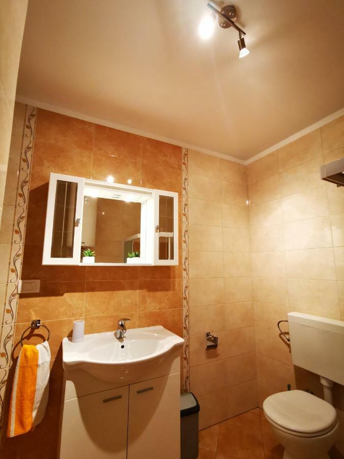 Apartmani Franciska Rab Town Bagian luar foto